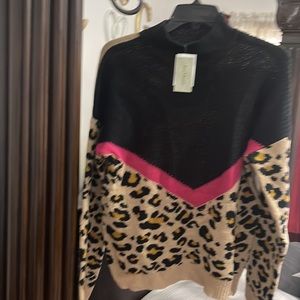Mu$t hAve!! Cute 🥰 sweater, comfortable with LeopArd design..